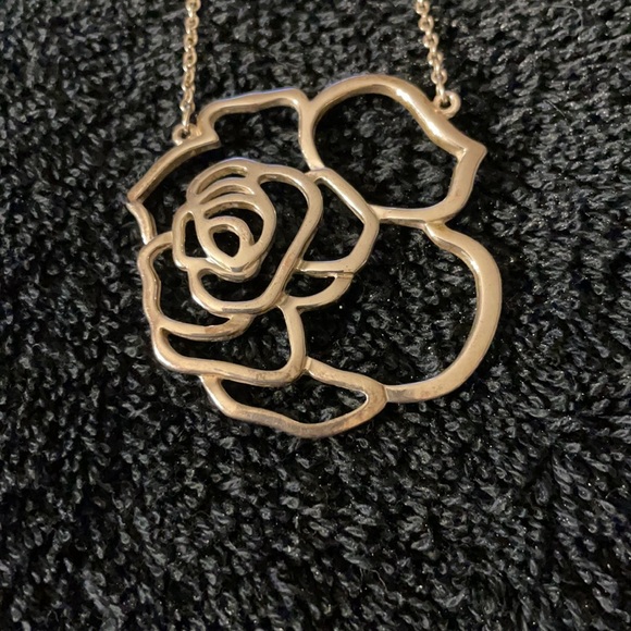 🪀Beautiful silver rose necklace🪀 - Picture 2 of 4